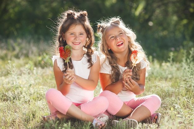 Schattige kleine vriendinnen plezier samen