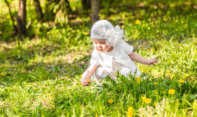 Schattige lachende babymeisje buitenshuis