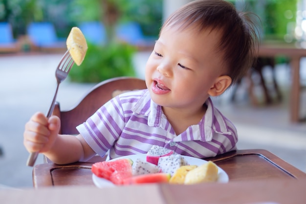 Schattige lachende kleine Aziaat 18 maanden /