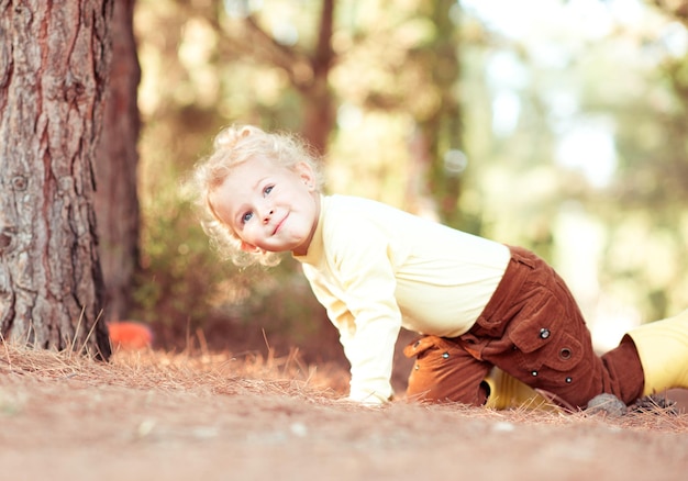 Schattige mooie jongen meisje 4-5 jaar oud wea herfst vrijetijdskleding buiten in park