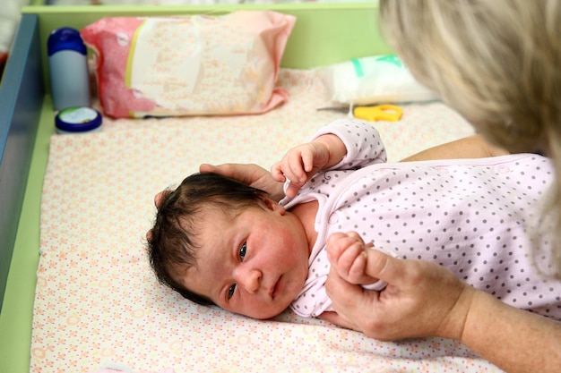 Schattige pasgeboren baby op commode