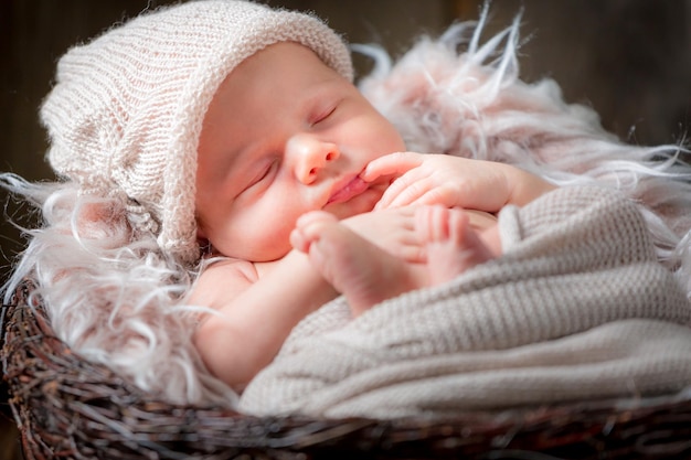 Schattige pasgeboren baby slaapt in de mand