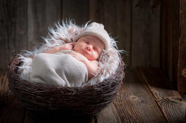 Schattige pasgeboren baby slaapt op de deken