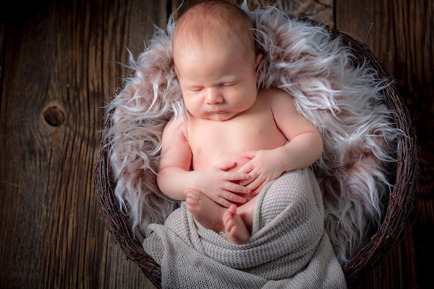 Schattige pasgeboren baby slaapt op een donzige deken