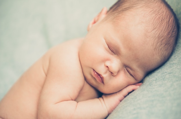 Schattige pasgeboren baby slapen zonder kleren. Detailopname