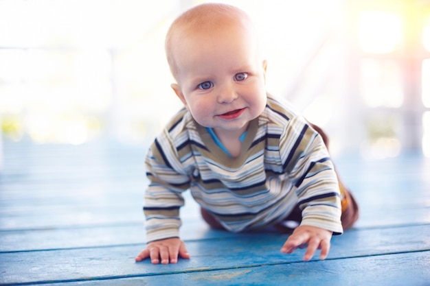 Schattige pasgeboren baby van 6 maanden die buiten kruipt