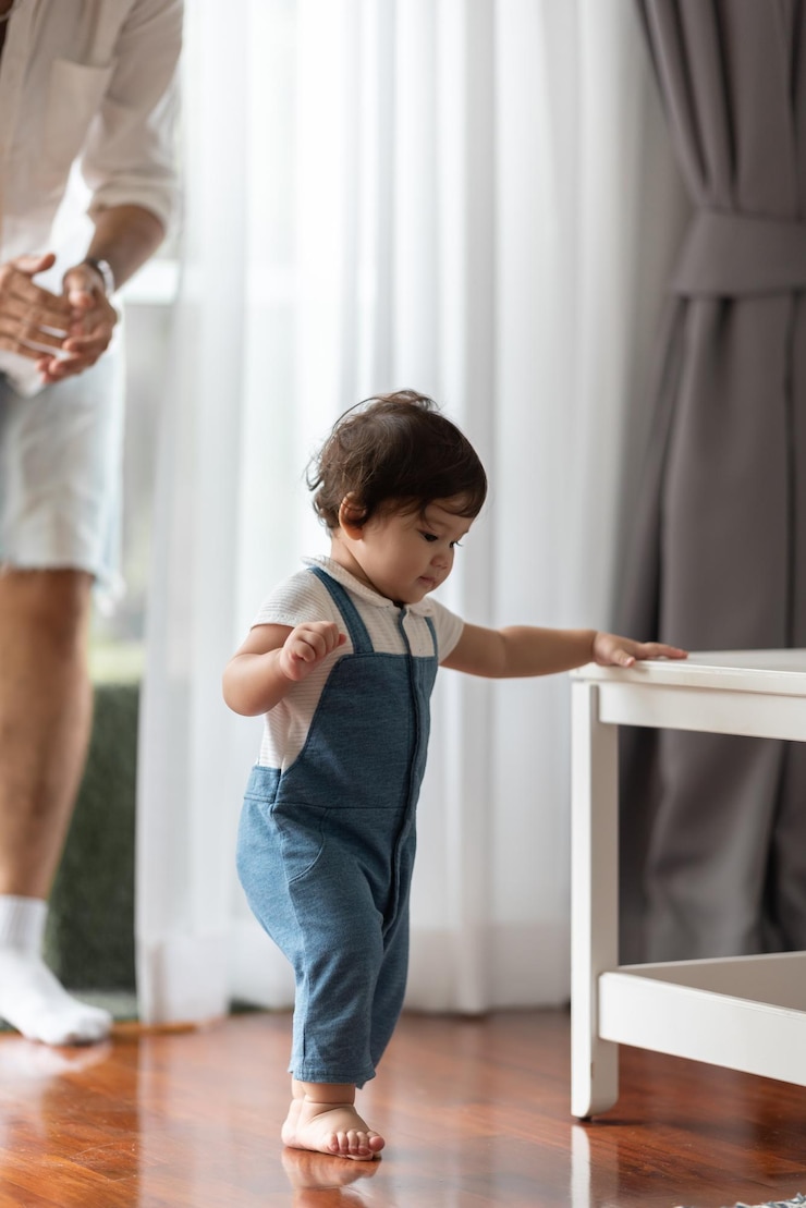 Schattige peuter klein kind familie concept baby leren lopen met vader en moeder om te helpen zorgen en hand te houden eerste stap met kindertijd ouder ondersteuning kleine liefde portret jongetje thuis