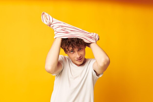 Schattige roodharige man gestreept t-shirt poseren zomer kleding geïsoleerde achtergrond ongewijzigd