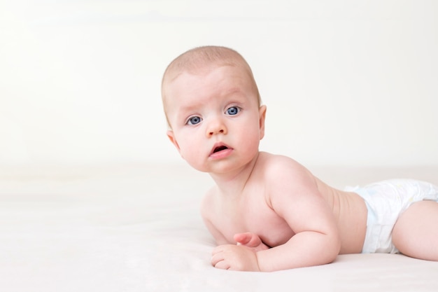 Schattige schattige babymeisje liggend op het bed