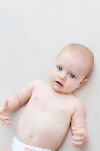 Schattige schattige babymeisje liggend op het bed