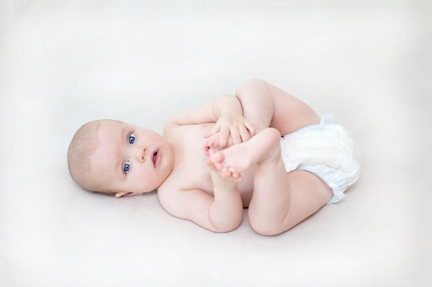 Schattige schattige babymeisje liggend op het bed