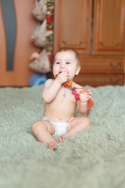 Schattige schattige pasgeboren baby van 3 maanden met luiers