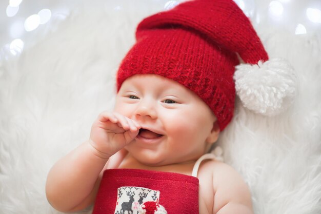 Schattige slapende pasgeboren baby met kerstmuts Kerstmis Nieuwjaar