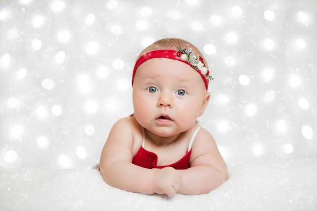 Schattige slapende pasgeboren baby met kerstmuts Kerstmis Nieuwjaar