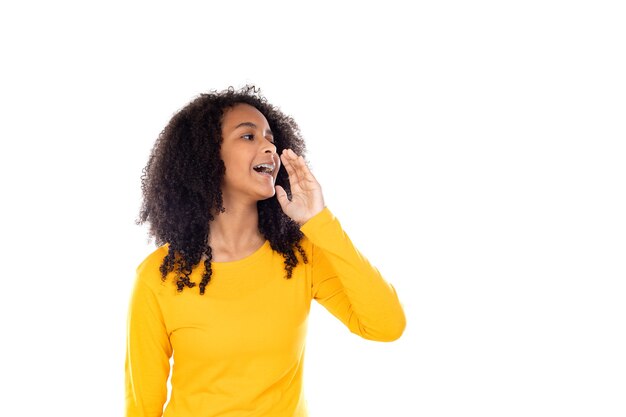 Schattige tiener doet gebaren geïsoleerd op een witte muur