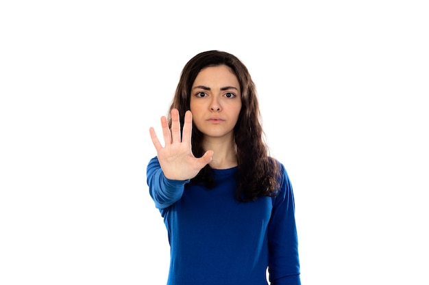 Schattige tiener met blauwe trui geïsoleerd op een witte muur