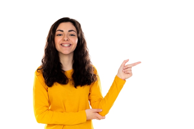 Schattige tiener met gele trui geïsoleerd op een witte muur