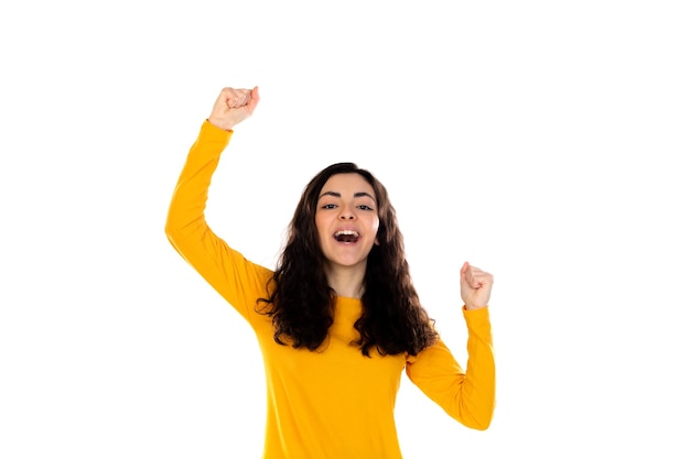 Schattige tiener met gele trui geïsoleerd op een witte muur