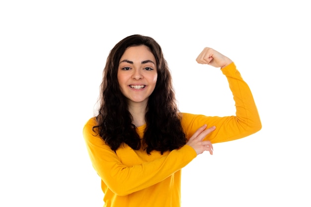 Schattige tiener met gele trui geïsoleerd op een witte muur