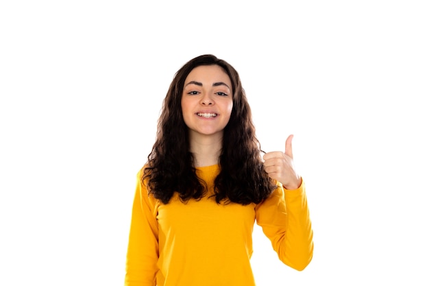 Schattige tiener met gele trui geïsoleerd op een witte muur