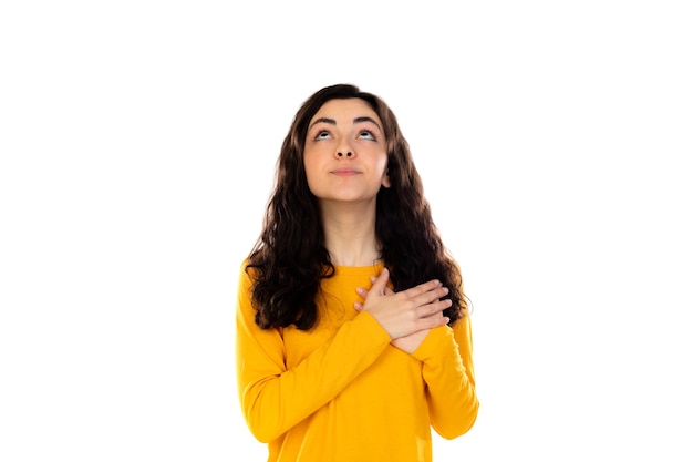 Schattige tiener met gele trui geïsoleerd op een witte muur