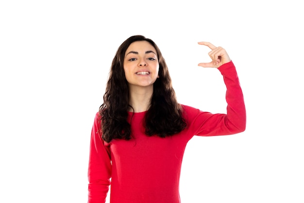 Schattige tiener met rode trui geïsoleerd op een witte muur