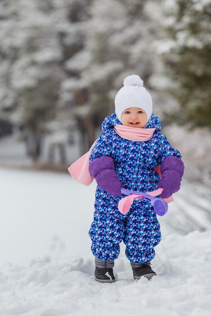 Schattige twee jaar oude jongen spelen met sneeuwballen maker Glimlachend meisje plezier in winter park