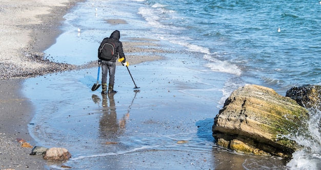 Schatzoeker op een strand