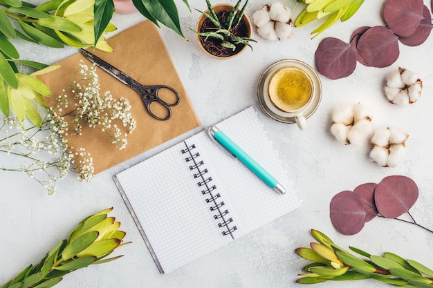 Schaven van woondecoratie en tuinplanten koffie op bureau