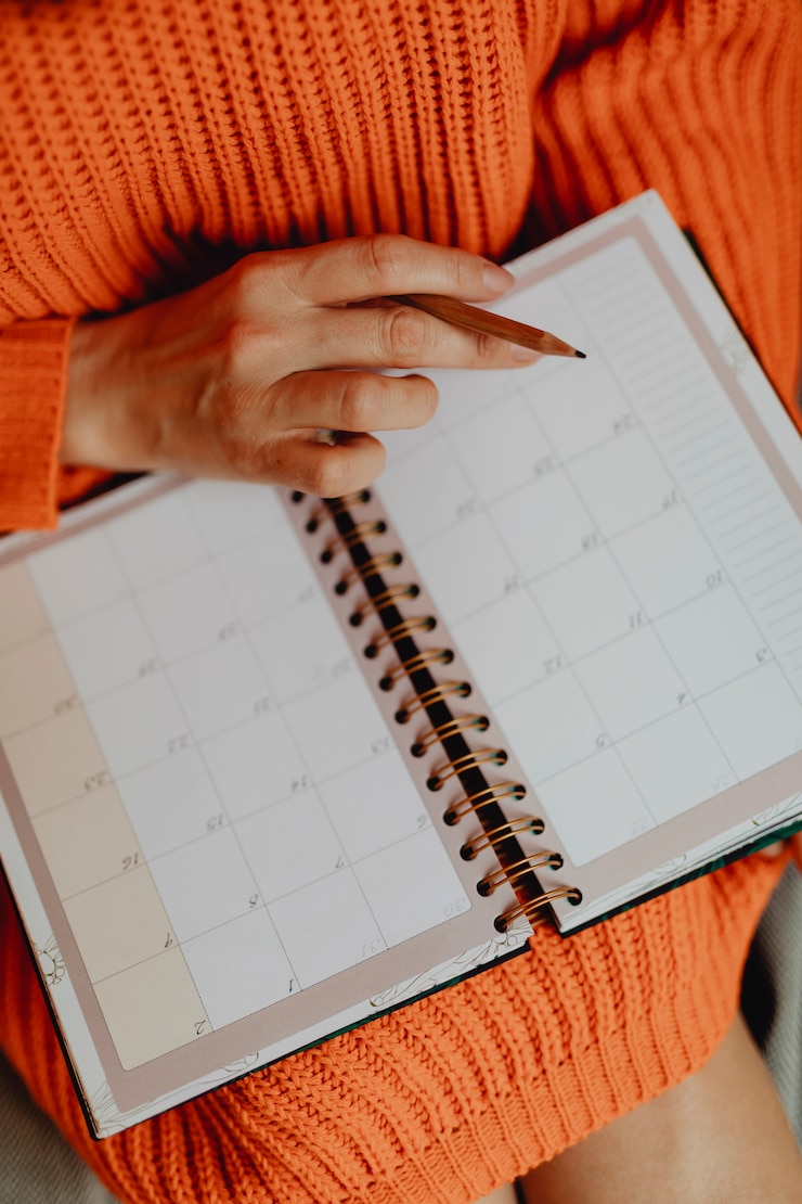 Photo scheduling in an agenda