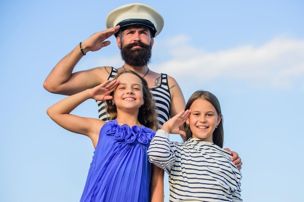 Scheepskapitein groet welkom aan boord kleine meisjes marine mode opvoedingsdiscipline zeecruise goed zwemmen bebaarde matroos met kinderen vader thuis familiedag vader en dochters buiten
