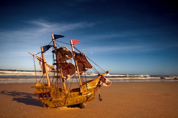 Scheepsmodel op zomer zonnig strand