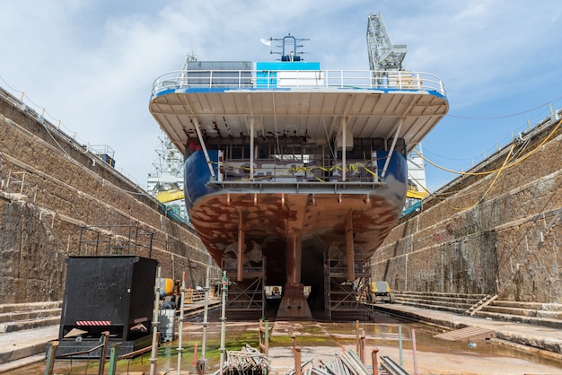 Scheepsreparatiewerkzaamheden in droogdok