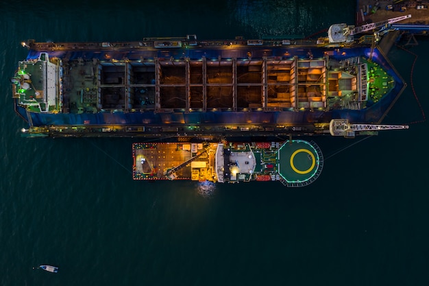 Scheepswerf op de zee bij nacht