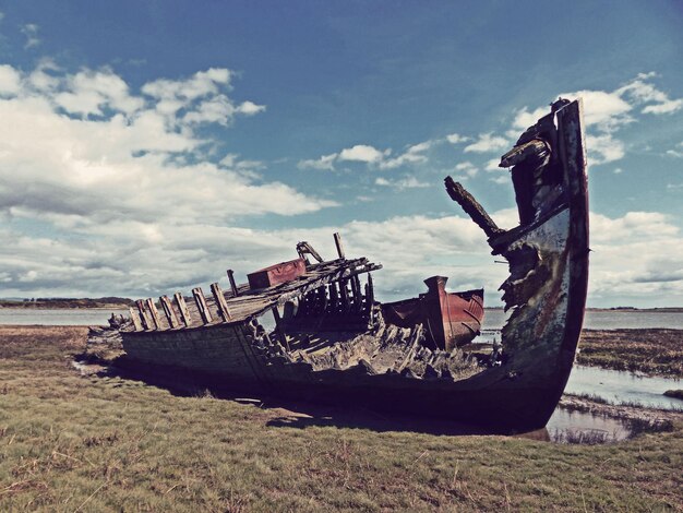 Scheepswrak op het strand tegen de lucht