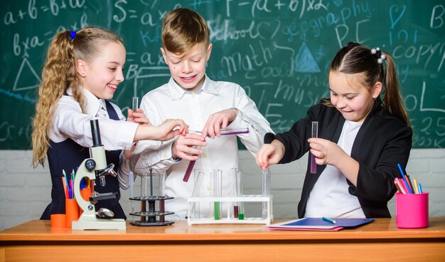 Scheikunde is leuk Laboratoriummicroscoop en reageerbuisjes Chemie wetenschap biologie experimenten met microscoop Kleine kinderen wetenschapper verdienen scheikunde in schoollab Kleine kinderen Wetenschap