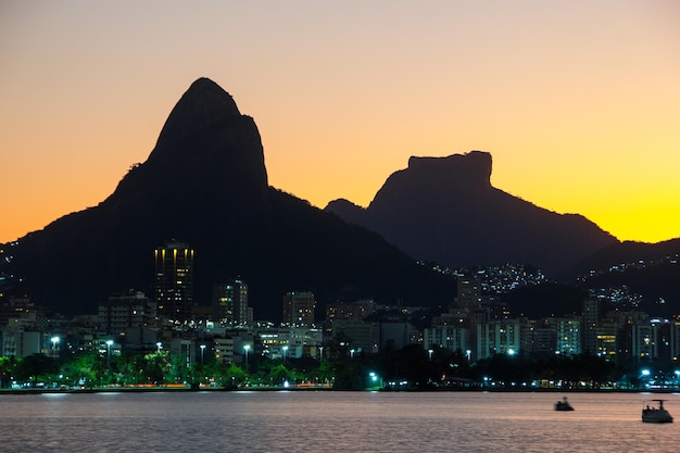 Schemering bij Rodrigo de Freitas-lagune in Rio de Janeiro, Brazilië