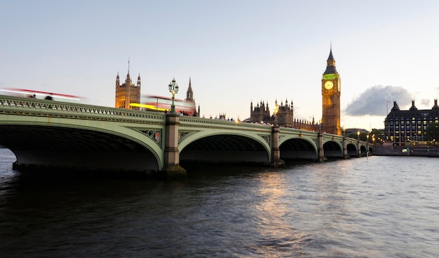 Schemering bij Westminster Bridge