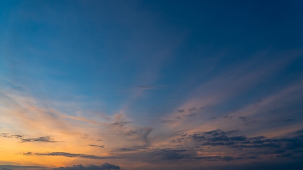 Schemering hemel in de avond met kleurrijke zonlichtwolken op schemering