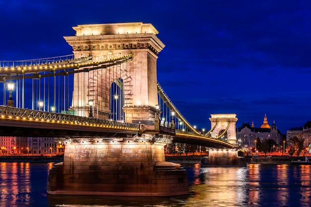 Schemering in Boedapest, de Kettingbrug over de Donau, de weerspiegeling van nachtlampjes op het water