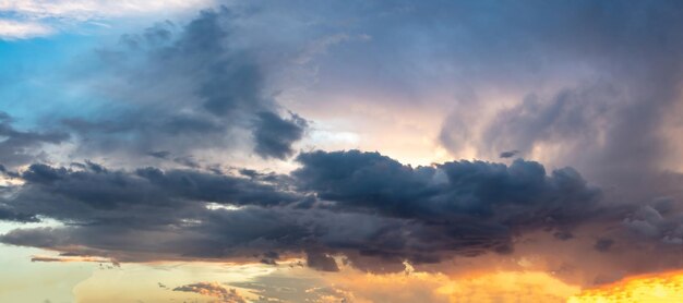 Schemering lichte kleur de bewolkte hemel wolk op blauwe hemelachtergrond cloudscape grijs en oranje schaduw