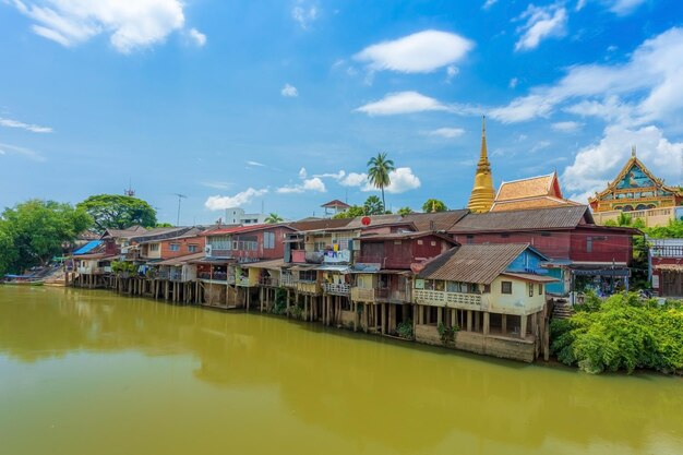 Schemering over Chanthaburi-rivieroriëntatiepunt met oud de bouwdorp in Chanthaburi Thailand