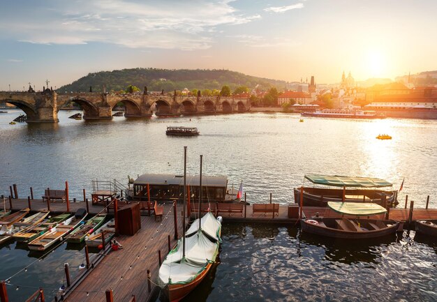 Schemering over de Karelsbrug in Praag, Tsjechië