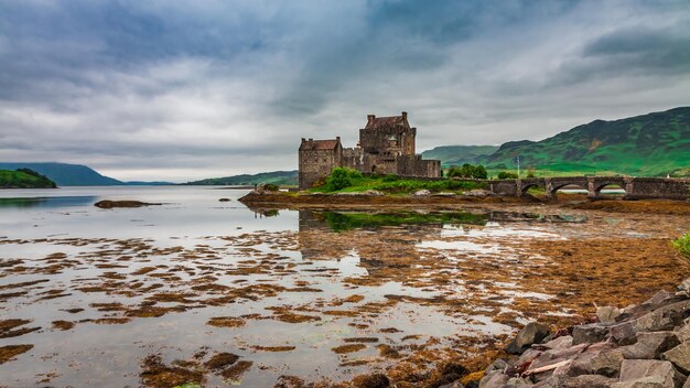 Schemering over meer bij Eilean Donan Castle Schotland