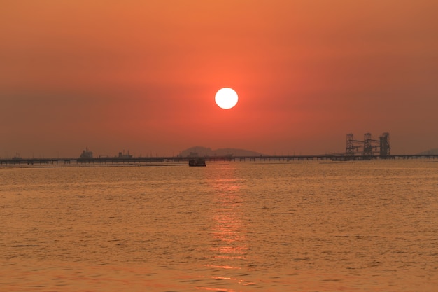 Schemering van overzeese zonsondergang in Thailand.