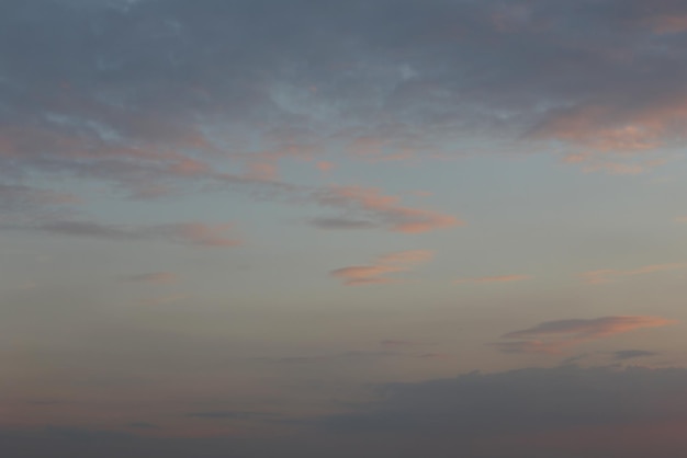 Schemeringhemel met wolken in de zonsondergang