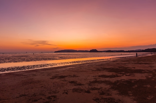 Schemeringlicht van Nopparat Thara Beach