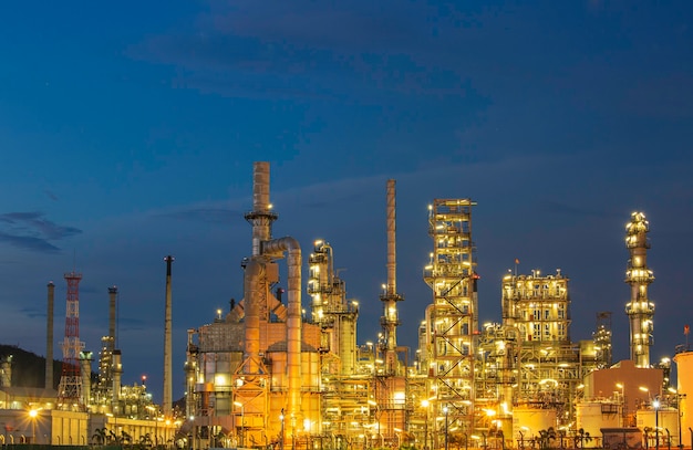 Schemeringscène van olieraffinaderijinstallatie en opslag van witte tankolie van de Petrochemie-industrie in schemertijd