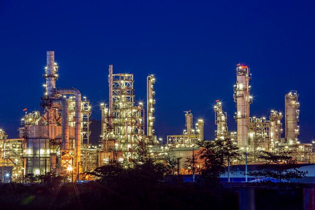 Schemeringscène van tankolieraffinaderij en torenkolom van Petrochemie