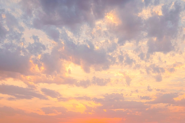 Schemeringtijd met bewolkte hemel in de avond